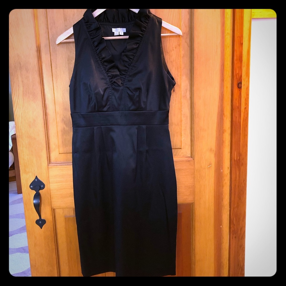 Sleeveless Dress with Ruffle Collar